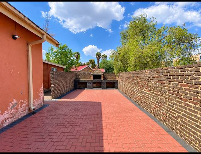 23 BEDROOM HOUSE FOR SALE IN BEDWORTH PARK